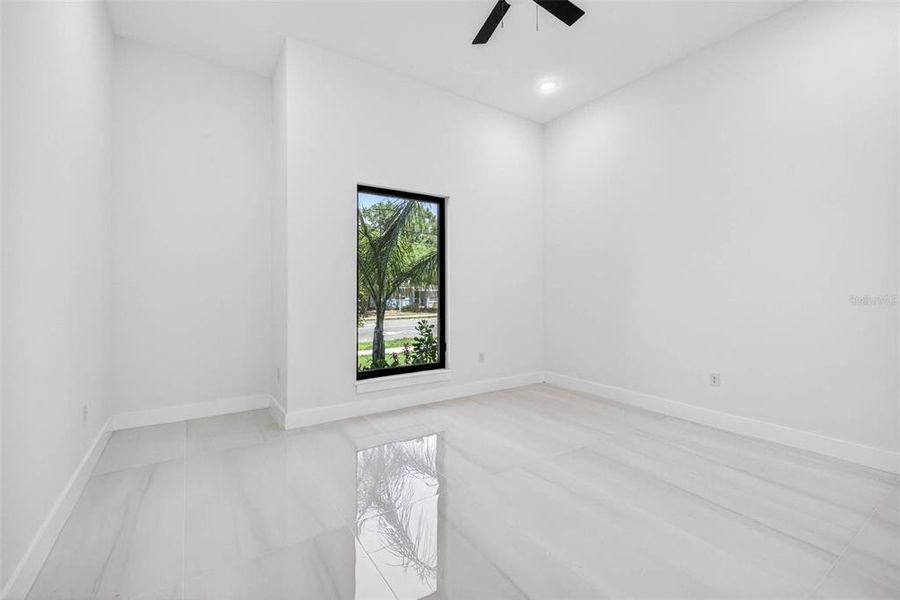 Spacious, unfurnished interior of a new home in , Tampa (Image 24).