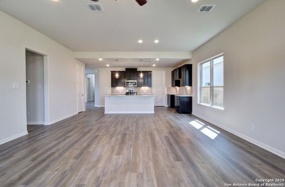 Spacious, unfurnished interior of a new home in Stream Waters, Seguin (Image 15).