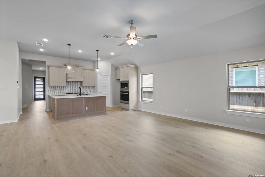 Spacious, unfurnished interior of a new home in Stillwater Ranch, San Antonio (Image 25).