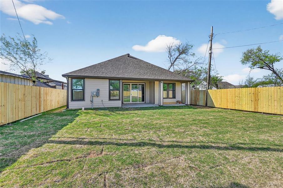 Exterior details and patio area of a home in , Grand Prairie (Image 19).