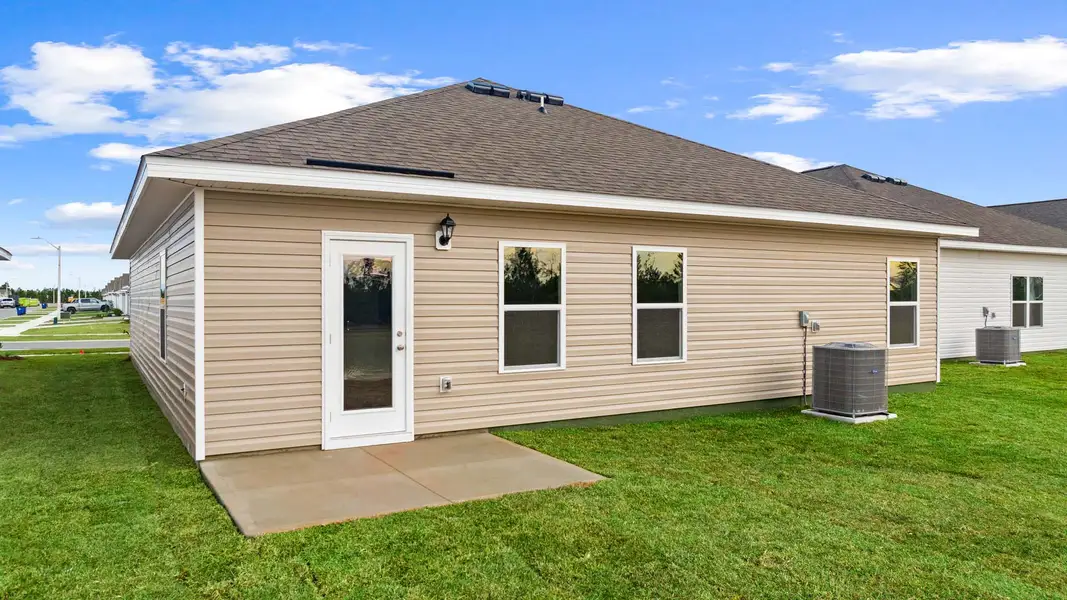 Exterior details and patio area of a home in Liberty, Panama City (Image 4).
