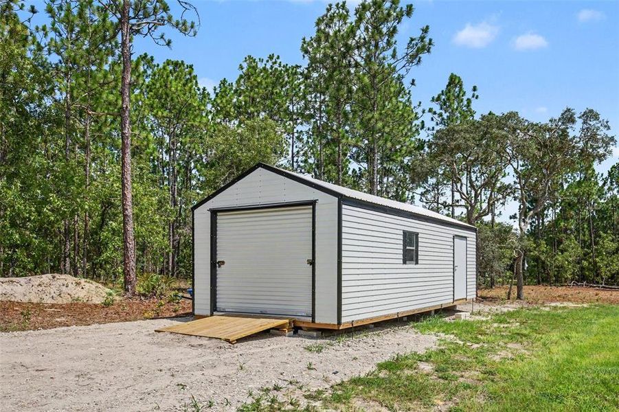 Exterior details and patio area of a home in , Dunnellon (Image 4).