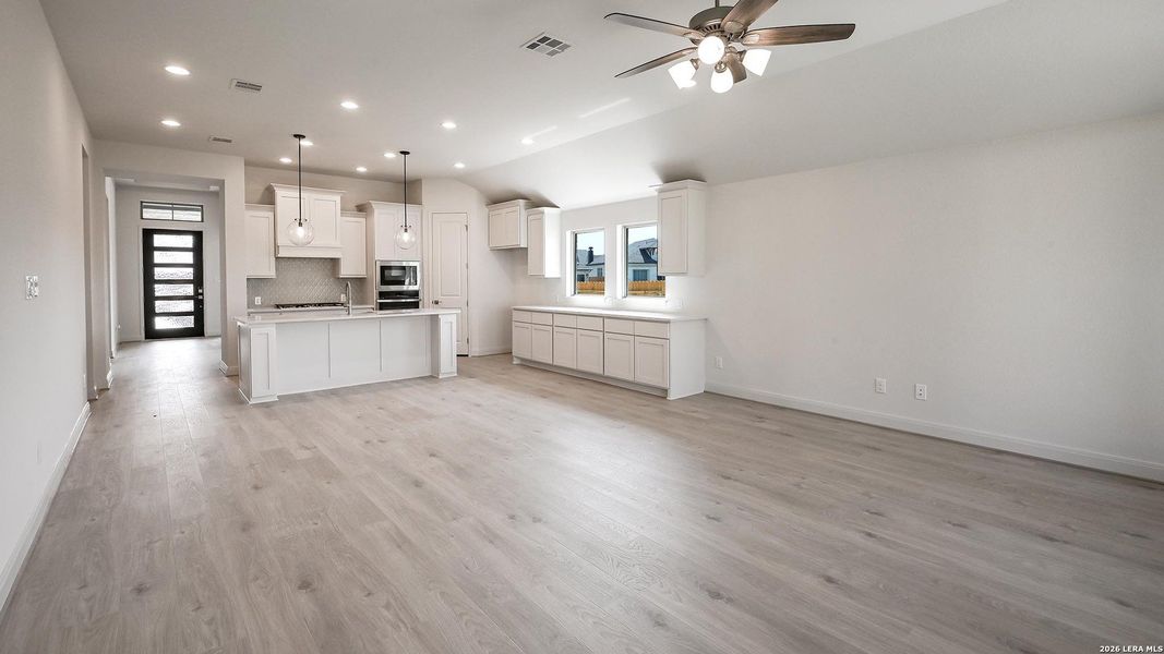 Spacious, unfurnished interior of a new home in Meadows of Mill Creek, Seguin (Image 17).