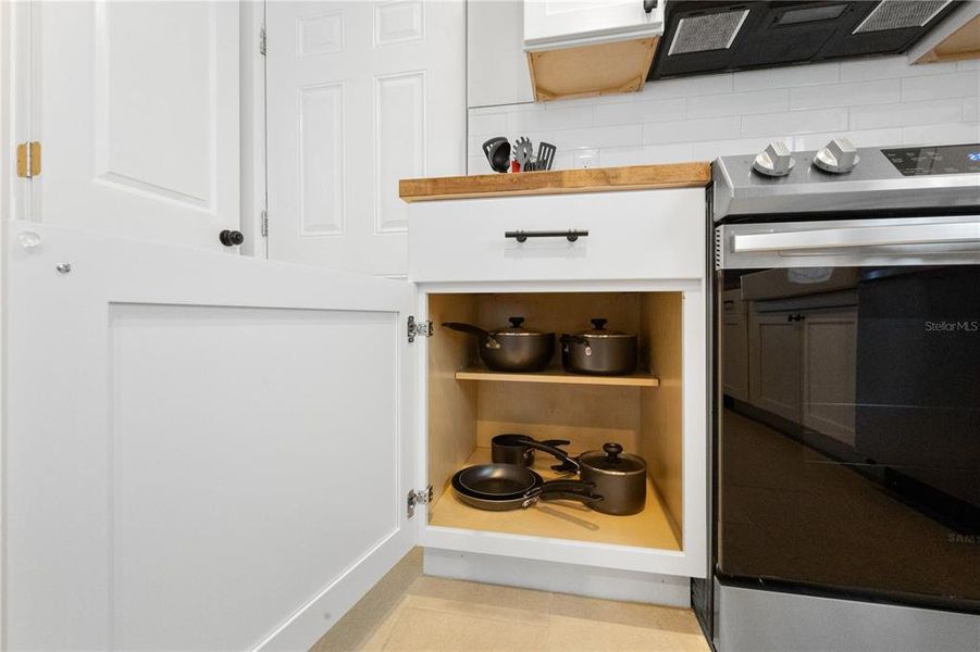 Close-up of interior finishes inside a home in , Tarpon Springs (Image 22).
