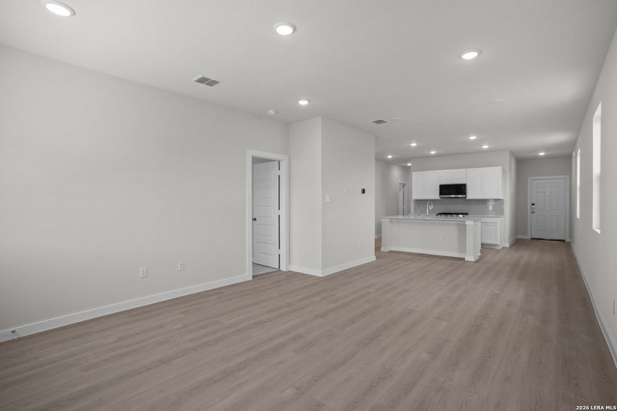 Spacious, unfurnished interior of a new home in Mesa Vista, San Antonio (Image 22).