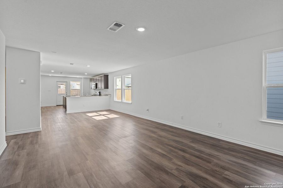 Spacious, unfurnished interior of a new home in The Overlook at Creekside, New Braunfels (Image 16).