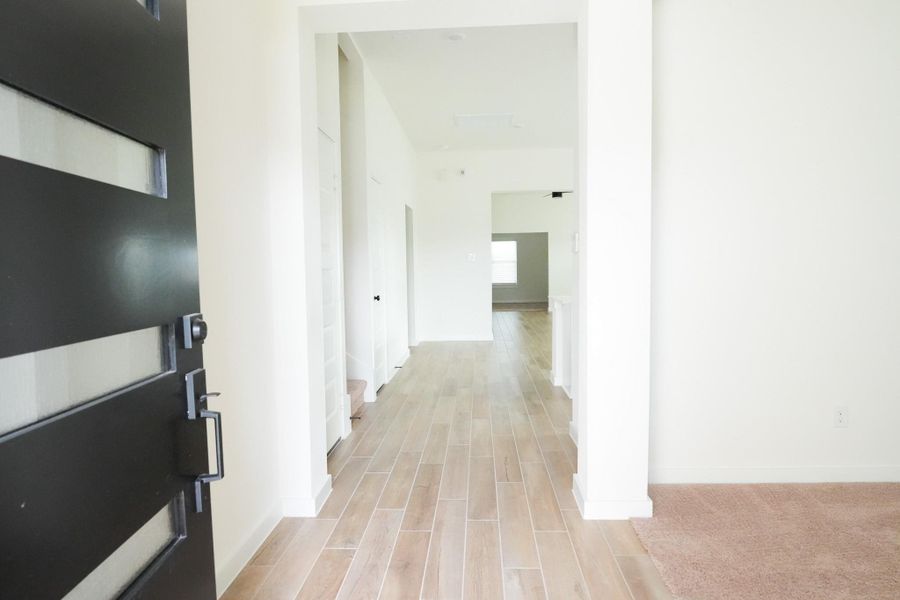 Spacious, unfurnished interior of a new home in Foxtail Palms, Manvel (Image 35).
