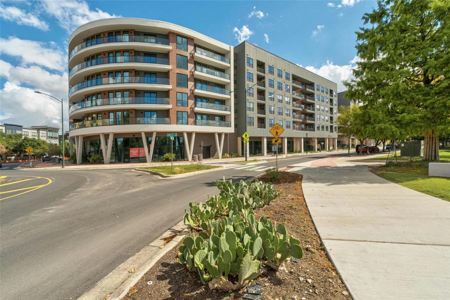 Condo located in Austin, TX showcasing its design and architecture (Image 4).