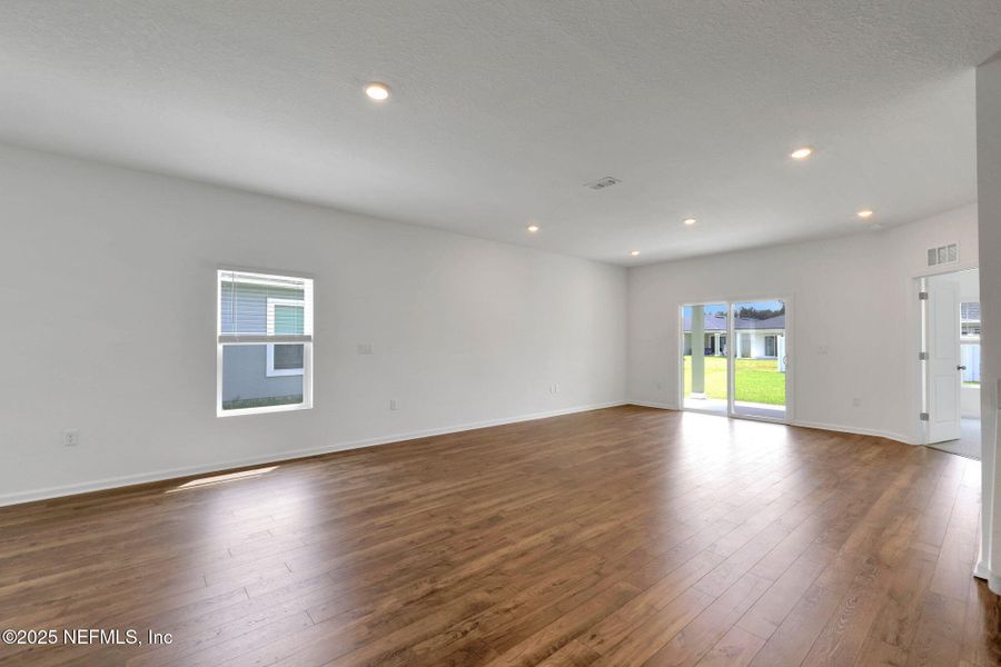 Spacious, unfurnished interior of a new home in Cedar Creek, Jacksonville (Image 12).