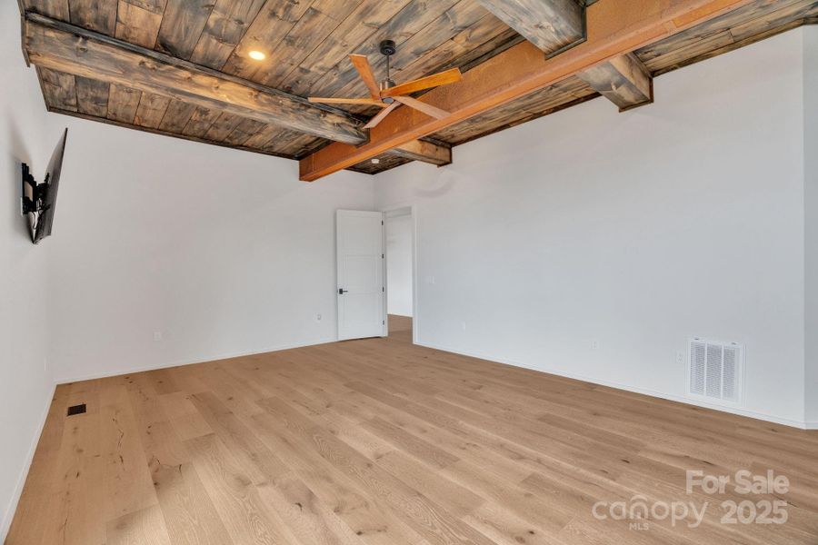 Spacious, unfurnished interior of a new home in , Banner Elk (Image 25).