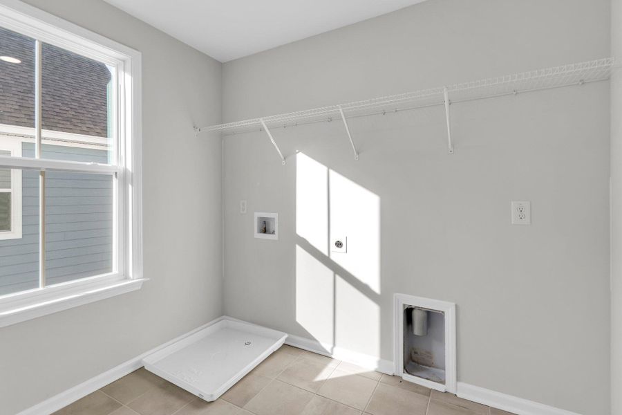 Spacious, unfurnished interior of a new home in Sweetgrass Station, Summerville (Image 9).