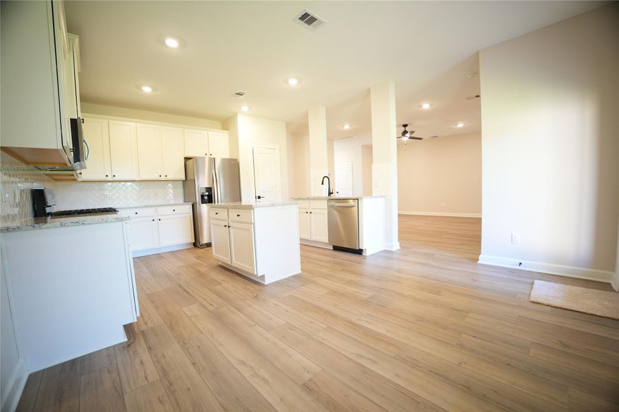Spacious, unfurnished interior of a new home in Wedgewood Forest, Conroe (Image 24). Spacious, unfurnished interior of a new home in Wedgewood Forest, Conroe (Image 24).