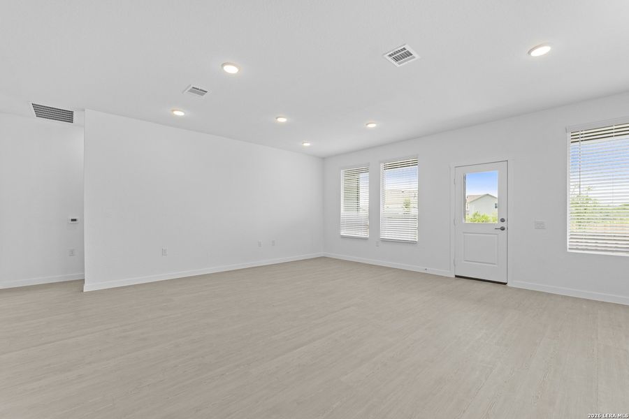 Spacious, unfurnished interior of a new home in Mission del Lago, San Antonio (Image 28). Spacious, unfurnished interior of a new home in Mission del Lago, San Antonio (Image 28).