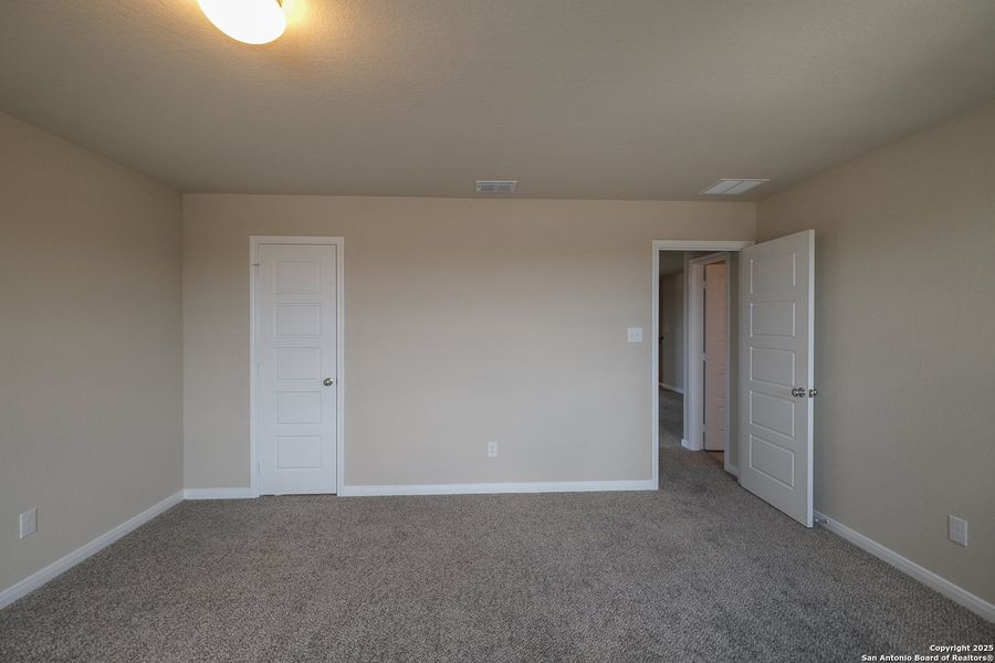 Spacious, unfurnished interior of a new home in Hunters Ranch, San Antonio (Image 18).