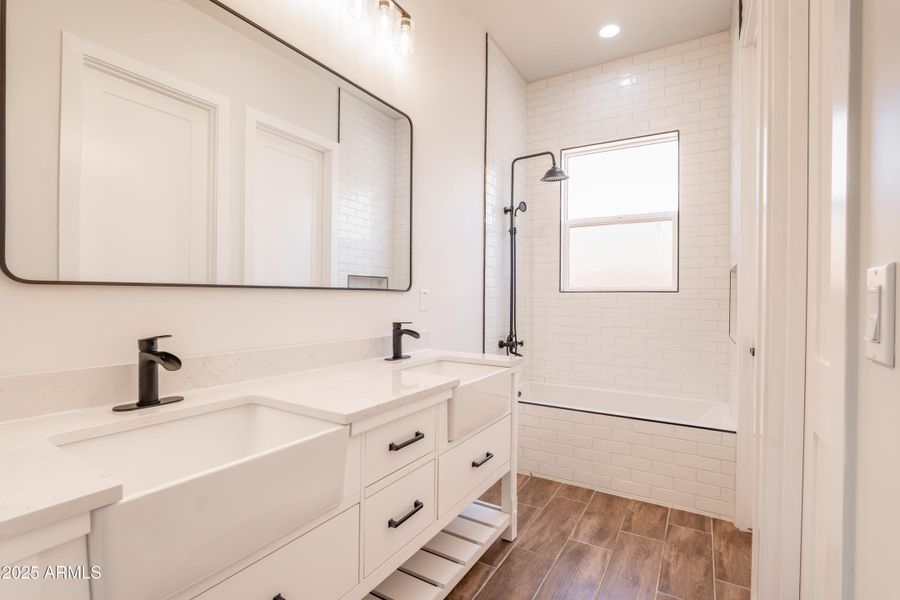 Master Bathroom (2) Master Bathroom (2)