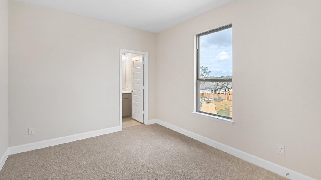 Spacious, unfurnished interior of a new home in 6 Creeks 50', Kyle (Image 14).