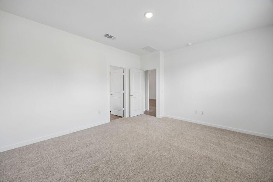 Spacious, unfurnished interior of a new home in Ellerden, Tomball (Image 21).