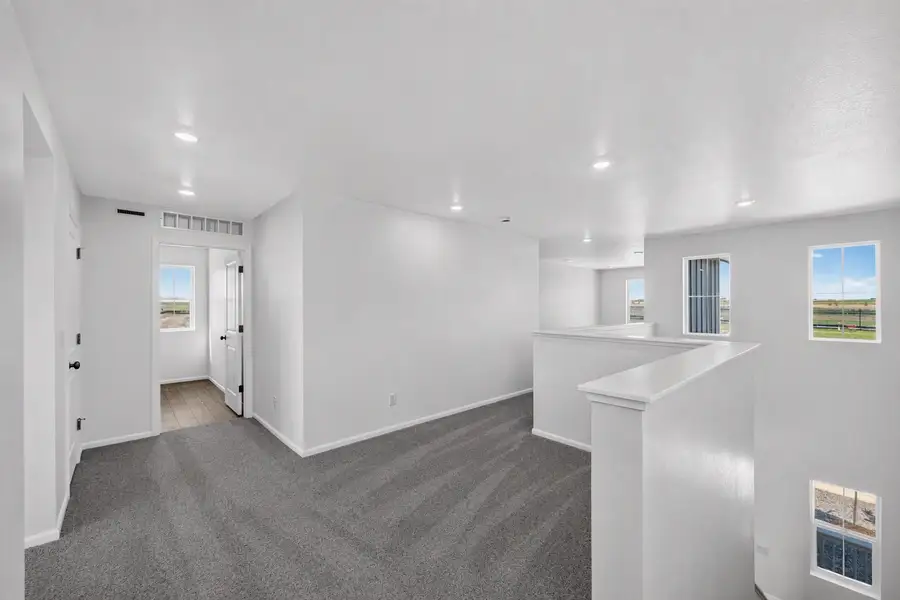 Spacious, unfurnished interior of a new home in Lake Bluff, Greeley (Image 16).