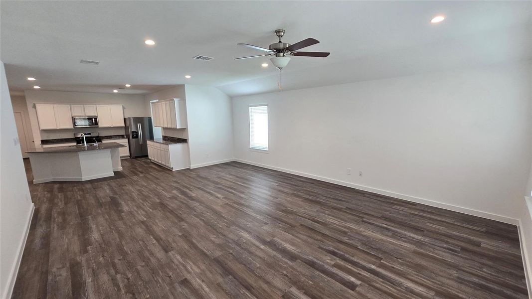 Spacious, unfurnished interior of a new home in Caldwell Ranch, Rosharon (Image 12).