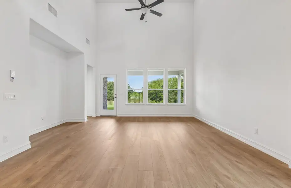 Spacious, unfurnished interior of a new home in Creekview Meadows, Pilot Point (Image 23).