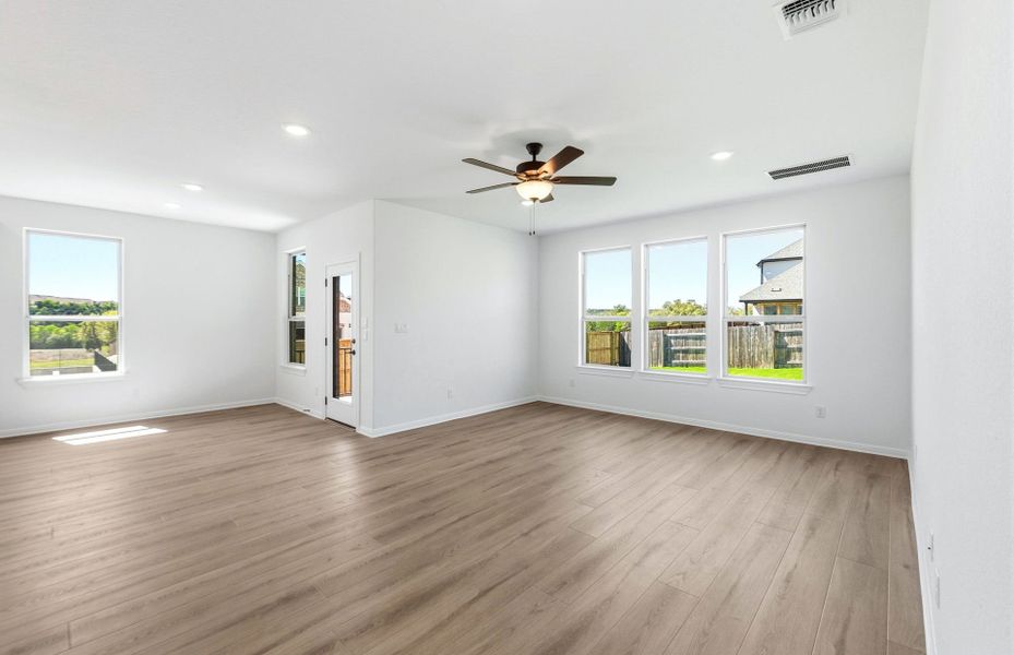Spacious, unfurnished interior of a new home in Crescent Bluff, Georgetown (Image 54).