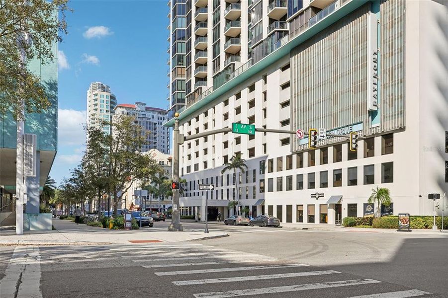 Condo located in St. Petersburg, FL showcasing its design and architecture (Image 33).