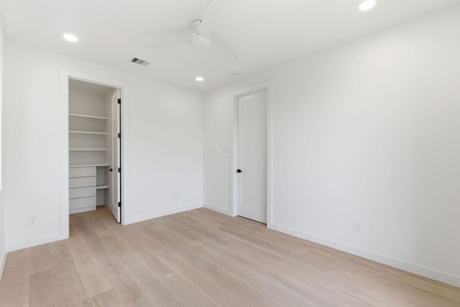 Spacious, unfurnished interior of a new home in , Houston (Image 49).