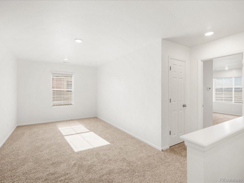 Spacious, unfurnished interior of a new home in Skyview at High Point, Aurora (Image 15).