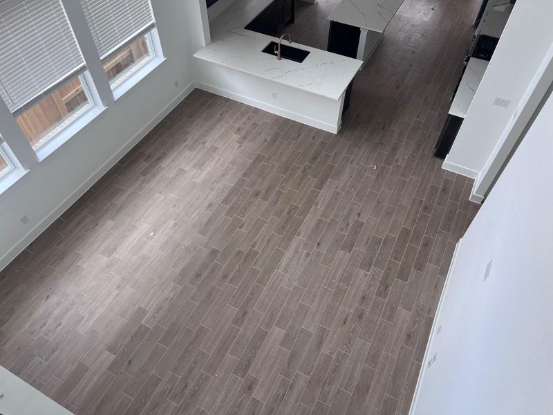 Spacious, unfurnished interior of a new home in Wood Leaf Reserve, Tomball (Image 9).