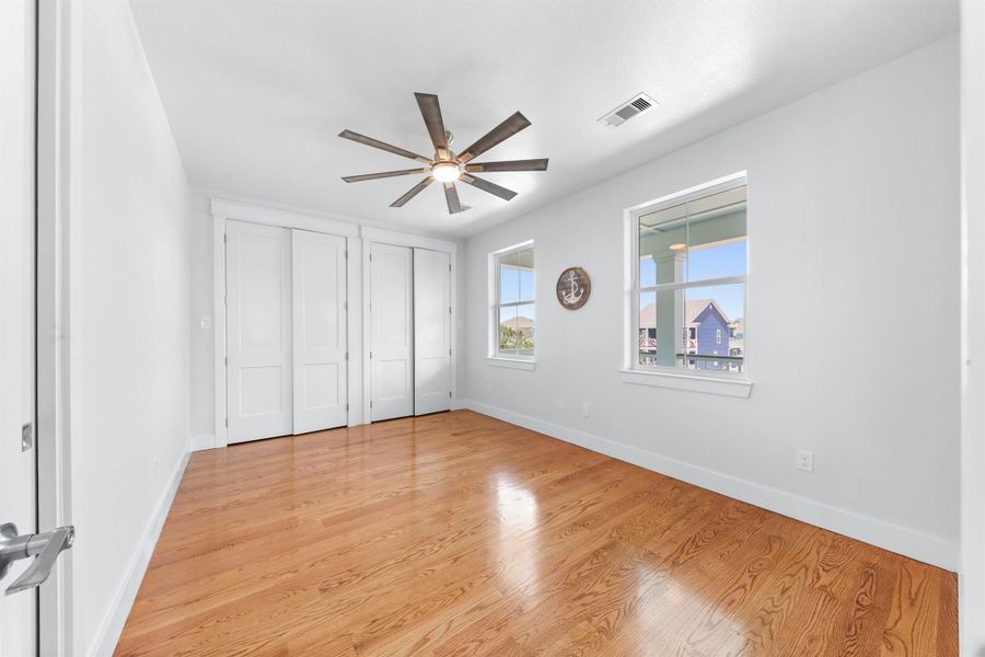 Bedroom 2 with Ensuite Bathtub