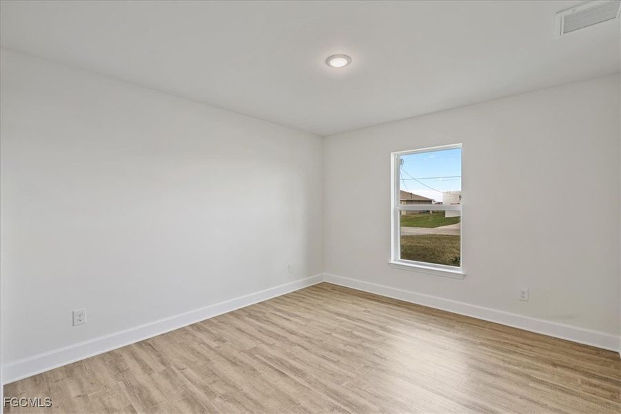 Spacious, unfurnished interior of a new home in Cape Coral, Cape Coral (Image 26).