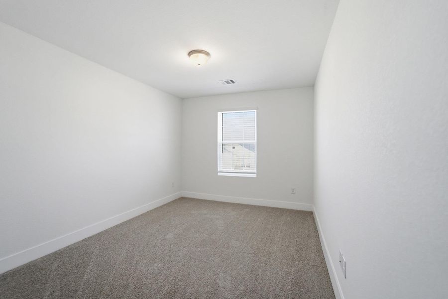 Spacious, unfurnished interior of a new home in Sunfield, Buda (Image 29).