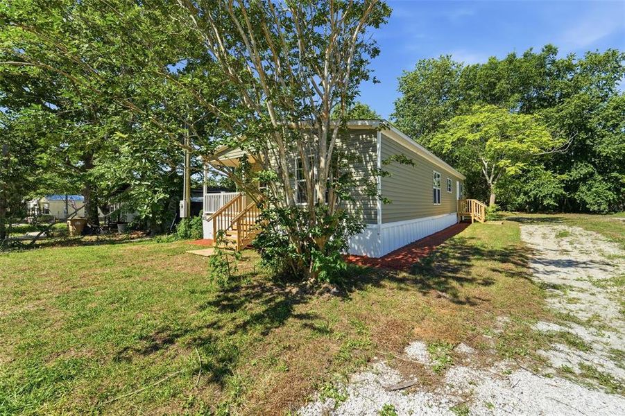 Exterior details and patio area of a home in , Deland (Image 20).