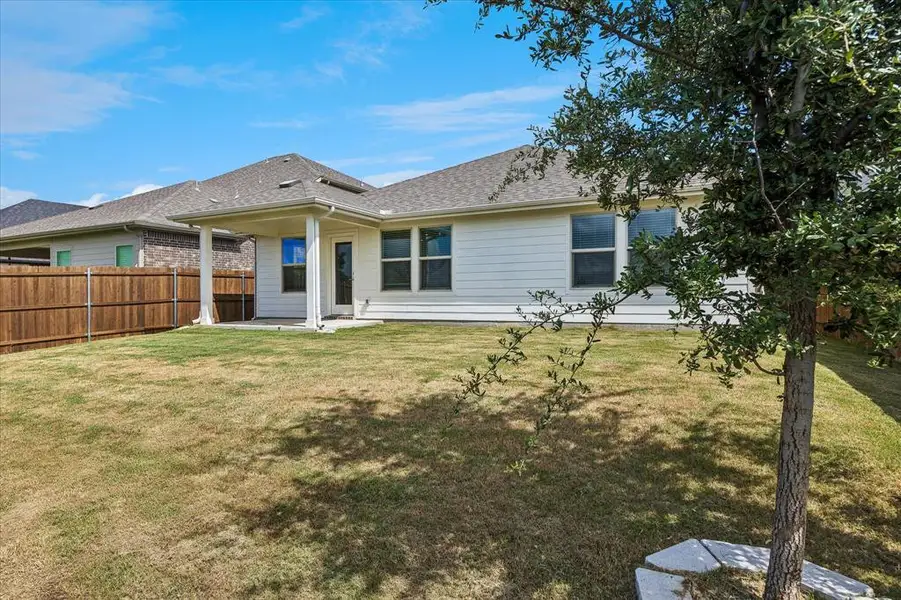 Exterior details and patio area of a home in Cibolo Hills, Fort Worth (Image 4).