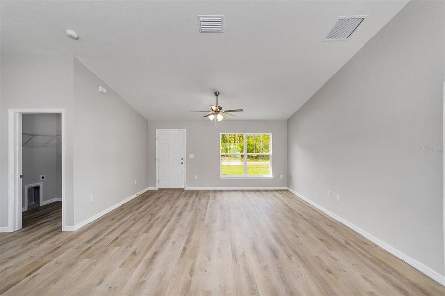 Spacious, unfurnished interior of a new home in , Citrus Springs (Image 20).