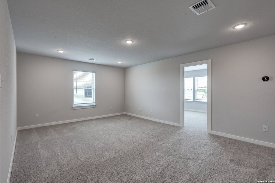 Spacious, unfurnished interior of a new home in Garden Grove, San Antonio (Image 24).