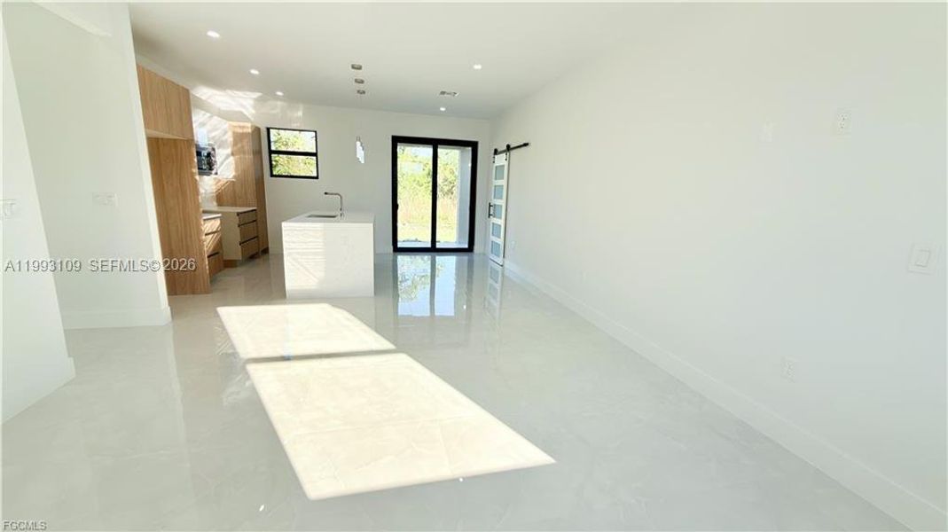 Spacious, unfurnished interior of a new home in , Fort Myers (Image 18).
