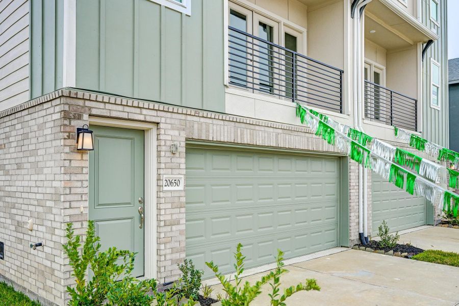 Exterior details and patio area of a home in Townsen Landing, Humble (Image 27).