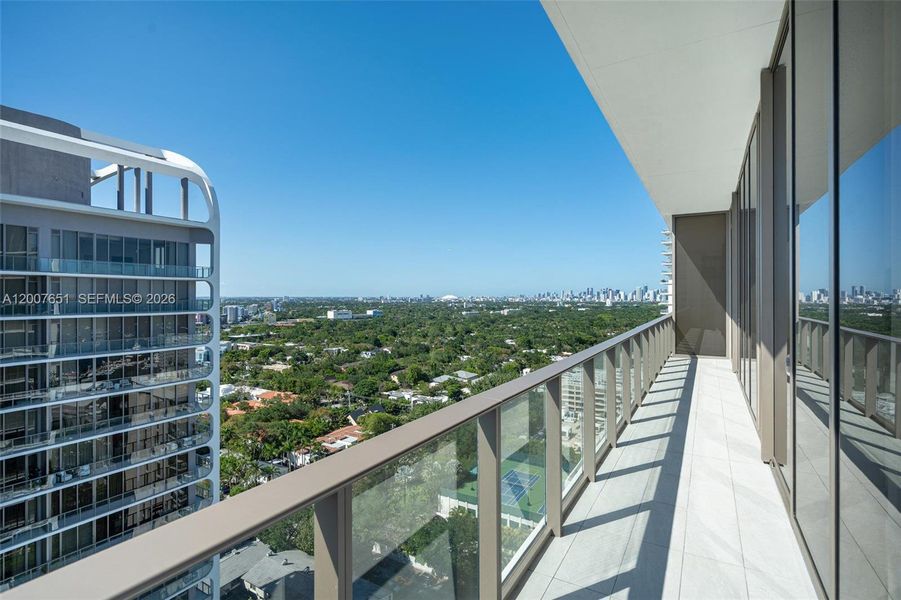 Condo located in Miami, FL showcasing its design and architecture (Image 24).