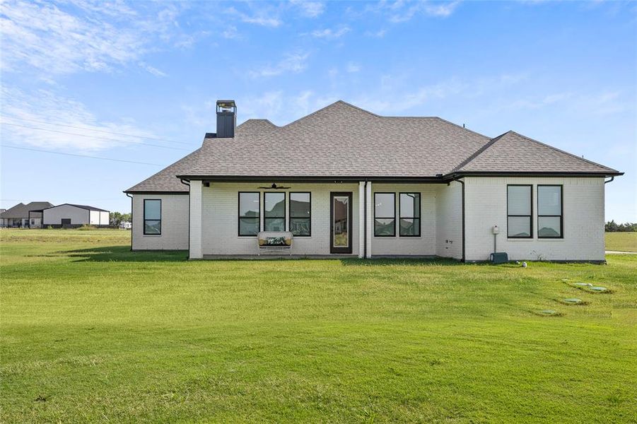 View of front facade featuring a front lawn