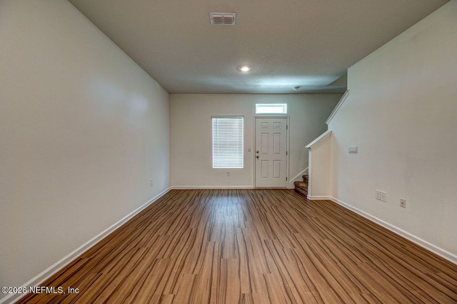 Spacious, unfurnished interior of a new home in , Middleburg (Image 11).