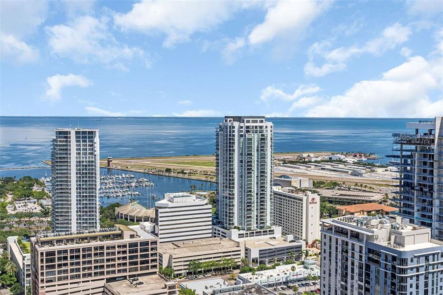 Condo located in St. Petersburg, FL showcasing its design and architecture (Image 28).