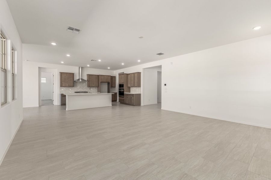 Spacious, unfurnished interior of a new home in Empire Pointe, Queen Creek (Image 9).