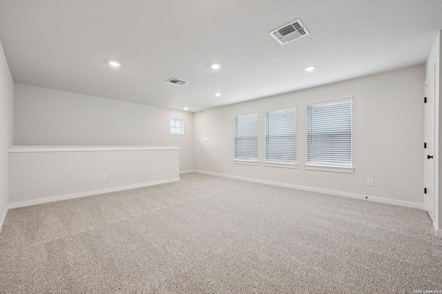 Spacious, unfurnished interior of a new home in Meyer Ranch, New Braunfels (Image 14).