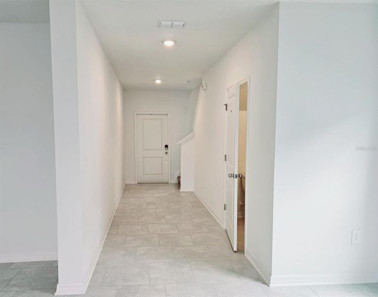 Spacious, unfurnished interior of a new home in Peace Creek Reserve, Winter Haven (Image 14).