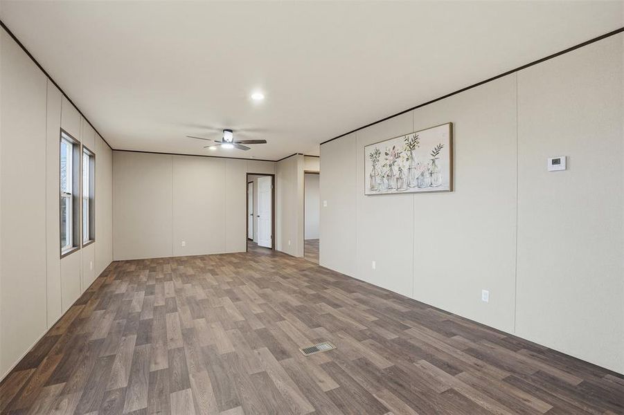Spacious, unfurnished interior of a new home in , Grandview (Image 11).