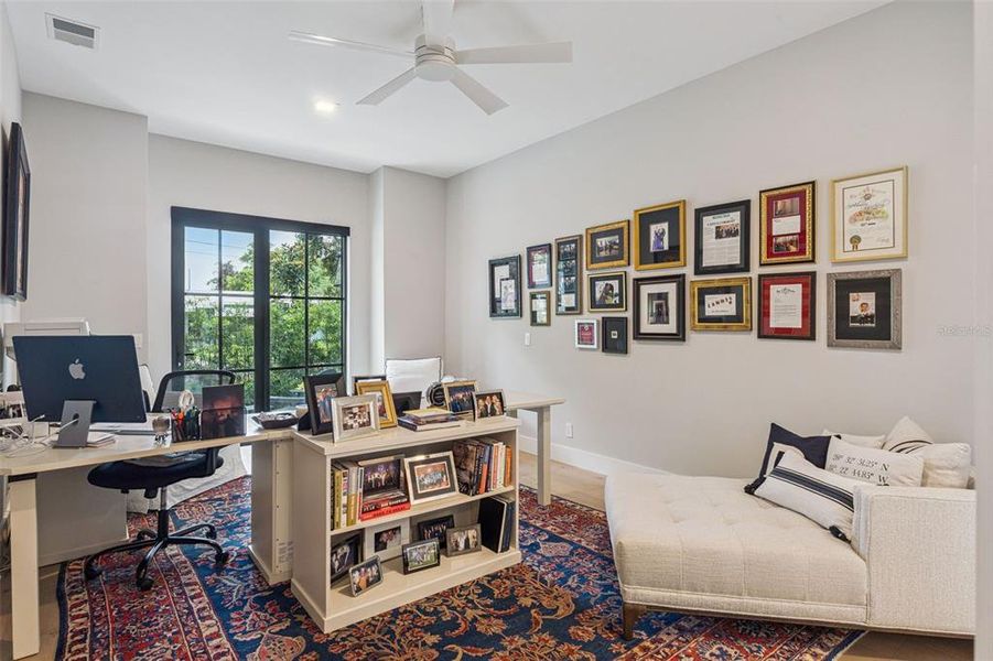 Furnished interior view inside a new home in , Orlando (Image 48).