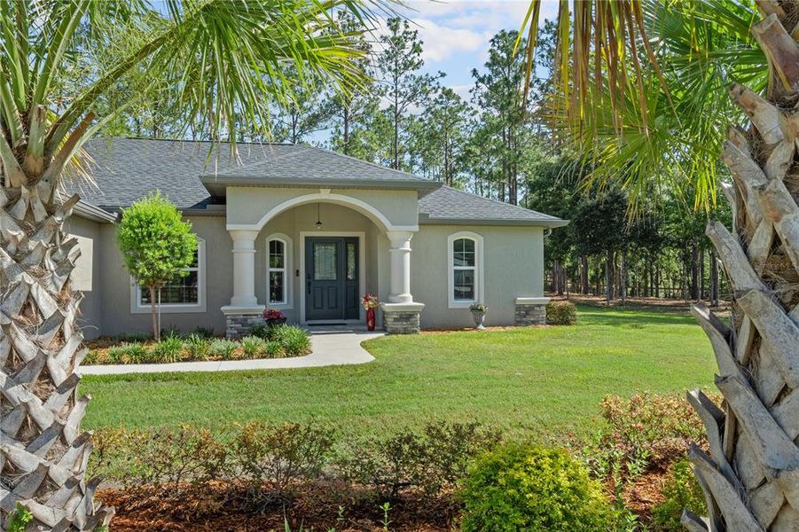 Exterior details and patio area of a home in , Dunnellon (Image 28).