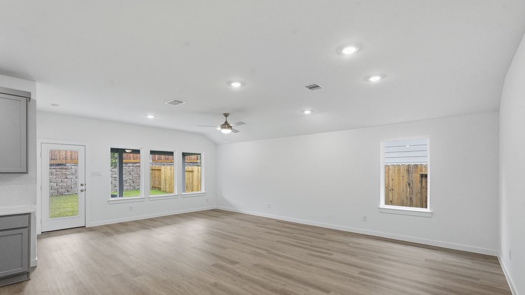 Spacious, unfurnished interior of a new home in Silverthorne, Conroe (Image 20). Spacious, unfurnished interior of a new home in Silverthorne, Conroe (Image 20).