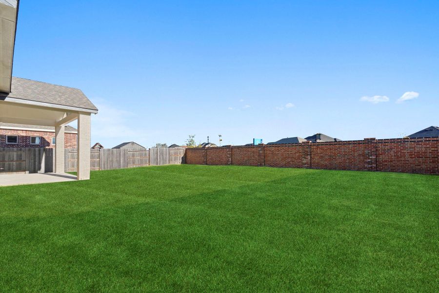 The expansive backyard offers endless possibilities for outdoor fun! There’s plenty of room for a future pool, garden, or play area—all while enjoying open skies and a peaceful neighborhood setting.